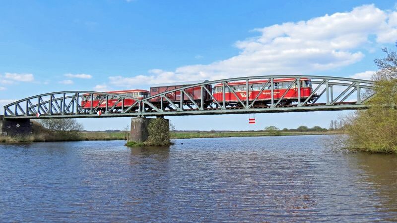  een historische trein Moorexpress op een brug over de rivier Hamme